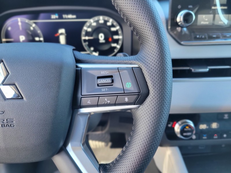 Mitsubishi Outlander Plug-In Hybrid Vehicle Full-screen Gallery Image 25