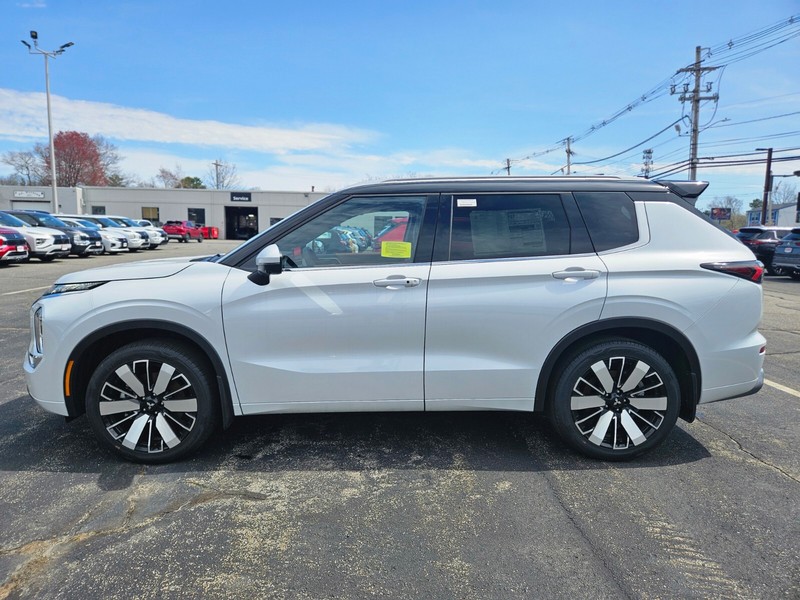 Mitsubishi Outlander Vehicle Full-screen Gallery Image 02