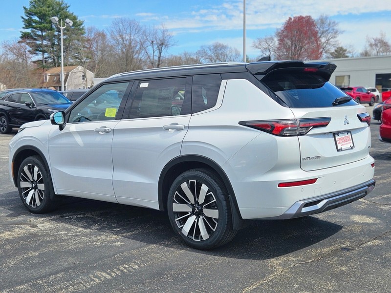 Mitsubishi Outlander Vehicle Full-screen Gallery Image 03