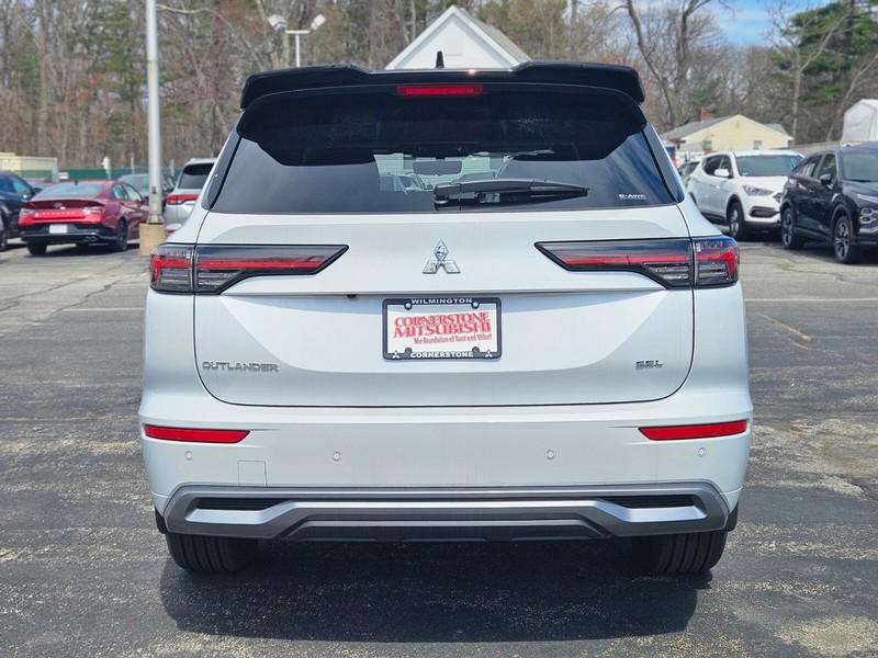 Mitsubishi Outlander Vehicle Full-screen Gallery Image 04