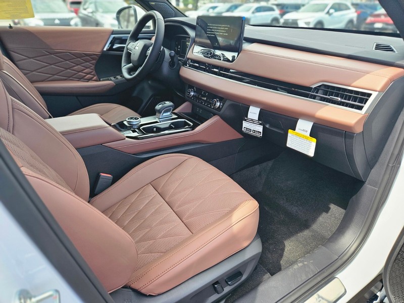 Mitsubishi Outlander Vehicle Full-screen Gallery Image 09