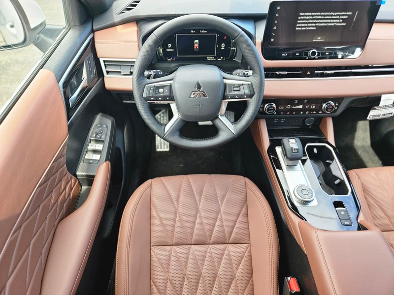 Mitsubishi Outlander Vehicle Full-screen Gallery Image 11