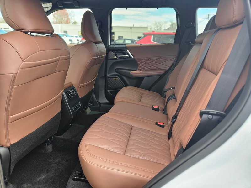 Mitsubishi Outlander Vehicle Full-screen Gallery Image 14