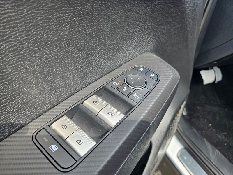 Mitsubishi Outlander Vehicle Full-screen Gallery Image 15