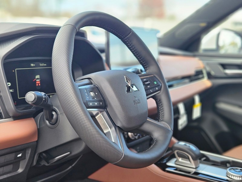 Mitsubishi Outlander Vehicle Full-screen Gallery Image 16