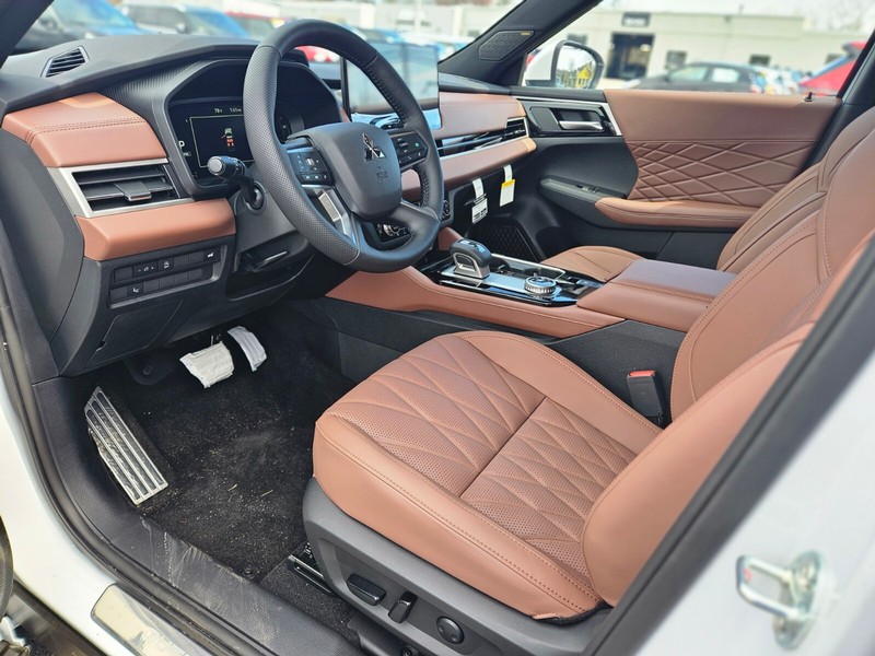 Mitsubishi Outlander Vehicle Full-screen Gallery Image 17