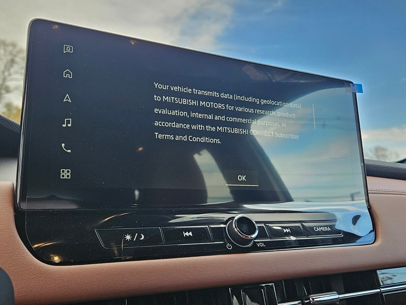 Mitsubishi Outlander Vehicle Full-screen Gallery Image 19