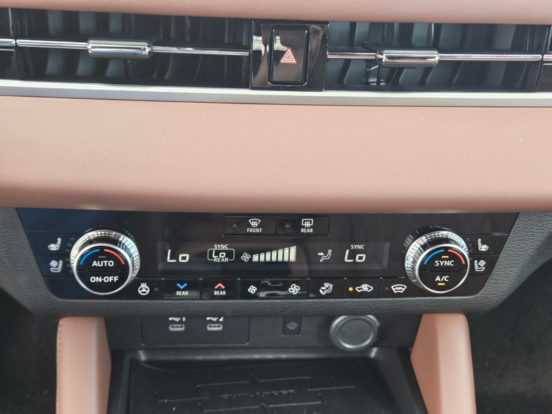 Mitsubishi Outlander Vehicle Full-screen Gallery Image 21