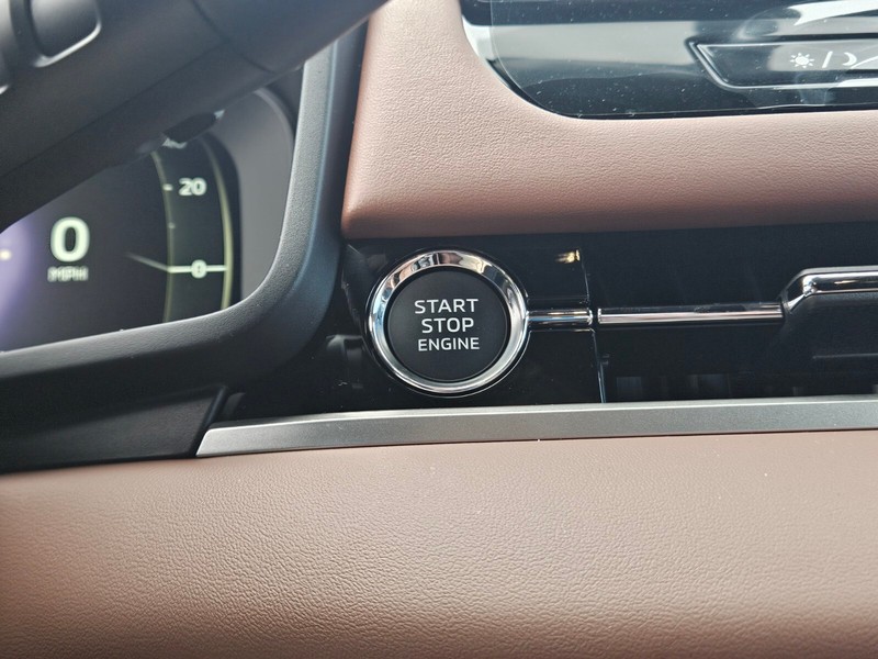 Mitsubishi Outlander Vehicle Full-screen Gallery Image 23