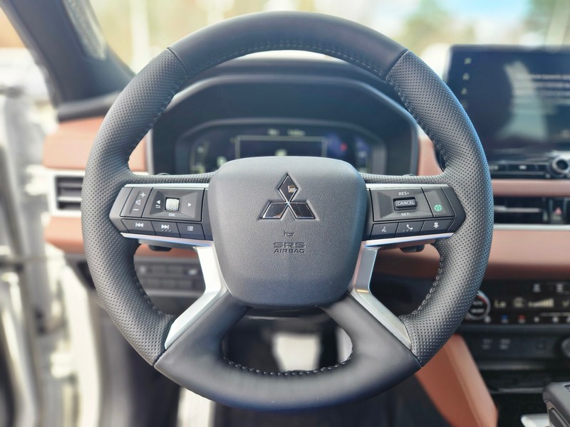 Mitsubishi Outlander Vehicle Full-screen Gallery Image 25