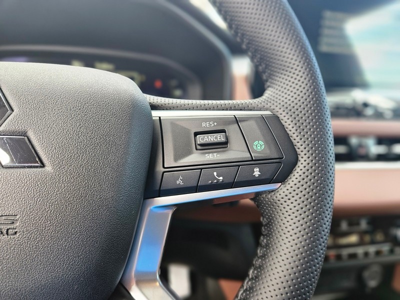 Mitsubishi Outlander Vehicle Full-screen Gallery Image 27