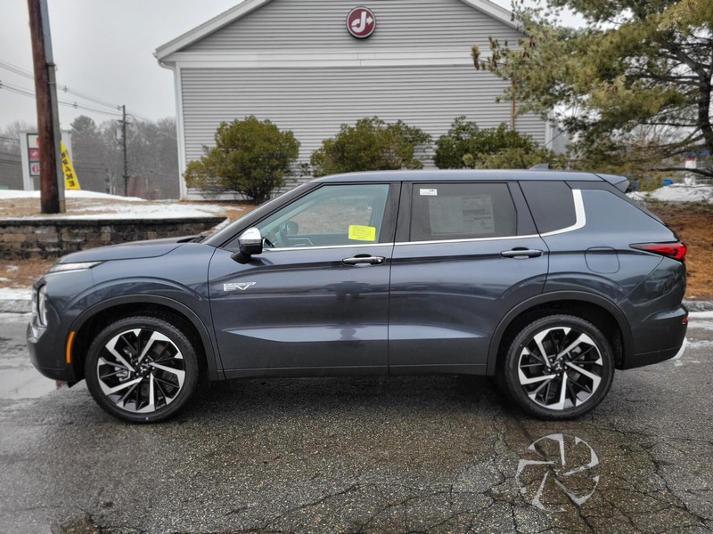 Mitsubishi Outlander Plug-In Hybrid Vehicle Full-screen Gallery Image 02