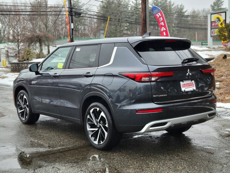 Mitsubishi Outlander Plug-In Hybrid Vehicle Full-screen Gallery Image 03