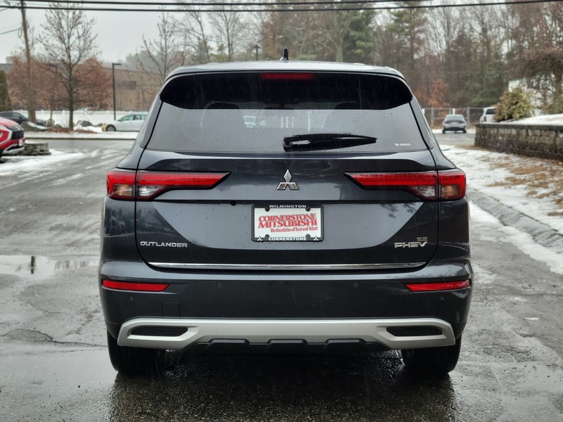 Mitsubishi Outlander Plug-In Hybrid Vehicle Full-screen Gallery Image 04