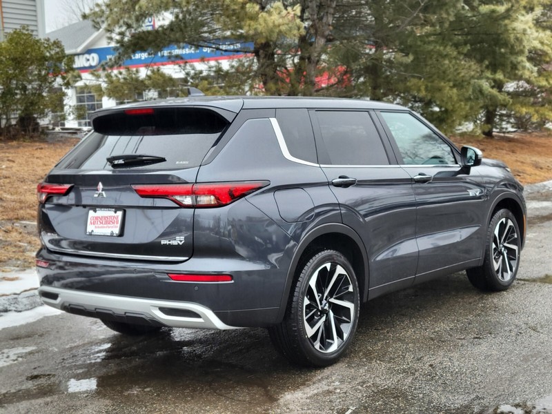 Mitsubishi Outlander Plug-In Hybrid Vehicle Full-screen Gallery Image 05