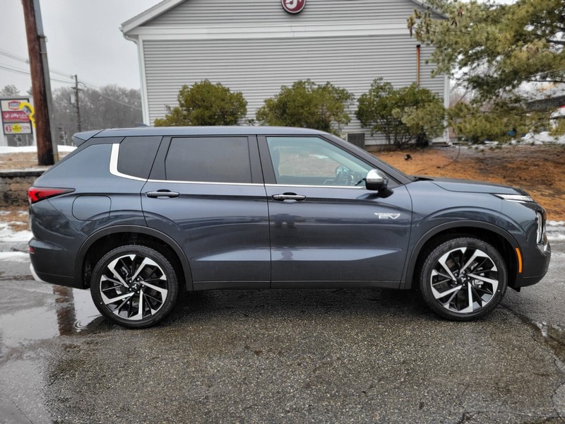 Mitsubishi Outlander Plug-In Hybrid Vehicle Full-screen Gallery Image 06