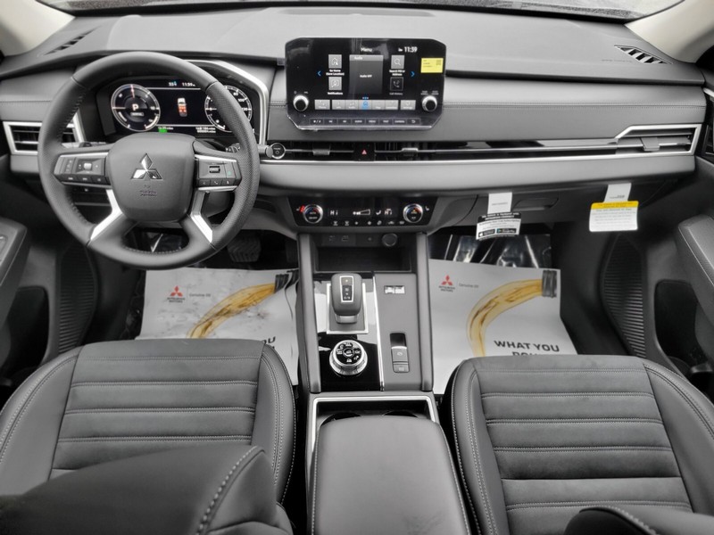 Mitsubishi Outlander Plug-In Hybrid Vehicle Full-screen Gallery Image 10