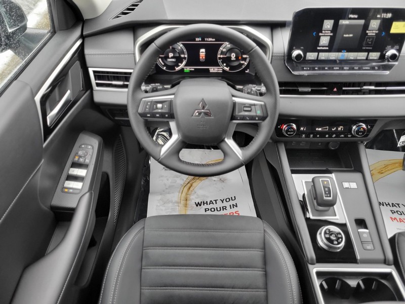 Mitsubishi Outlander Plug-In Hybrid Vehicle Full-screen Gallery Image 11