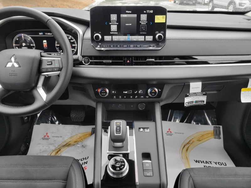 Mitsubishi Outlander Plug-In Hybrid Vehicle Full-screen Gallery Image 12