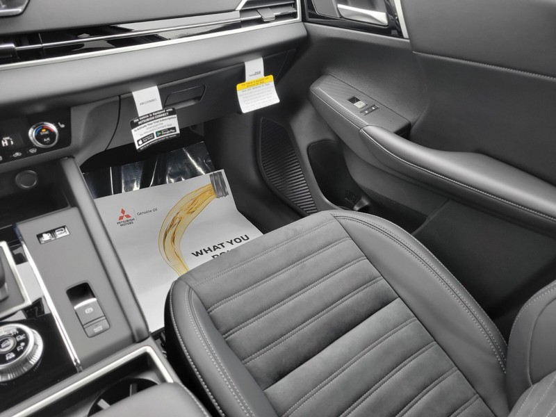 Mitsubishi Outlander Plug-In Hybrid Vehicle Full-screen Gallery Image 13