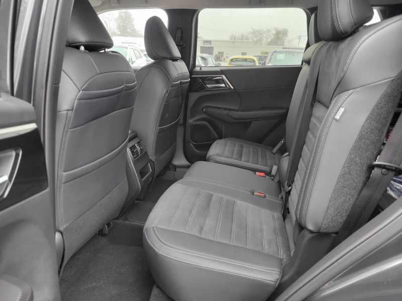 Mitsubishi Outlander Plug-In Hybrid Vehicle Full-screen Gallery Image 14