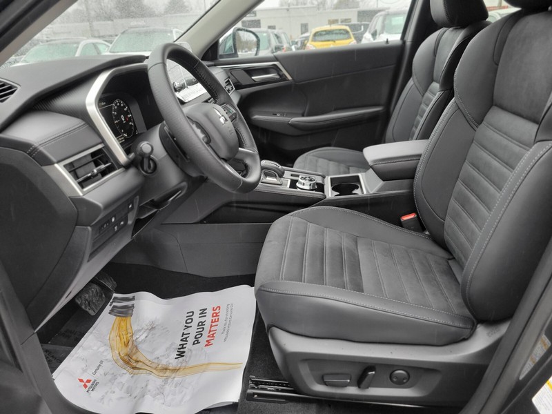 Mitsubishi Outlander Plug-In Hybrid Vehicle Full-screen Gallery Image 15