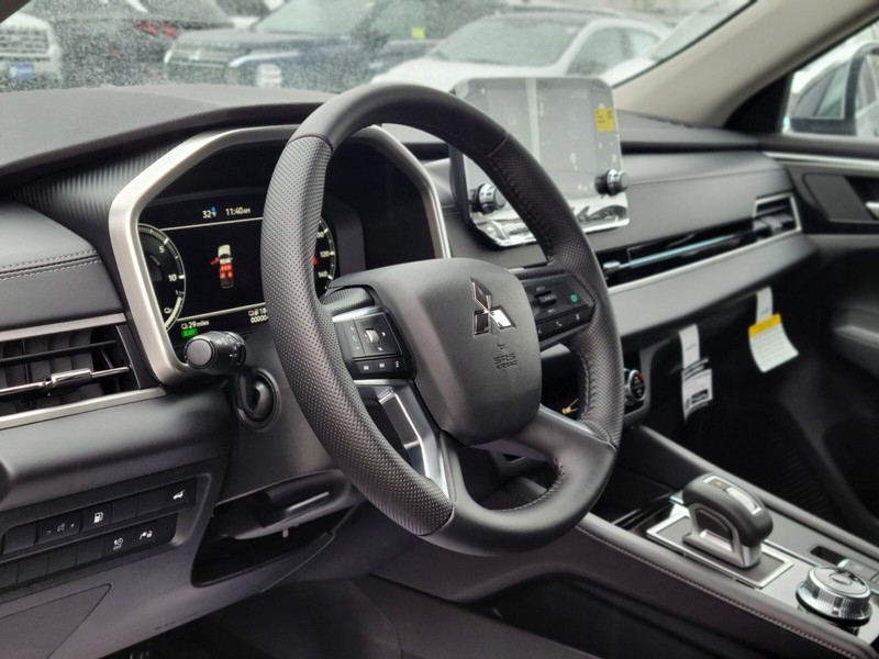 Mitsubishi Outlander Plug-In Hybrid Vehicle Full-screen Gallery Image 16