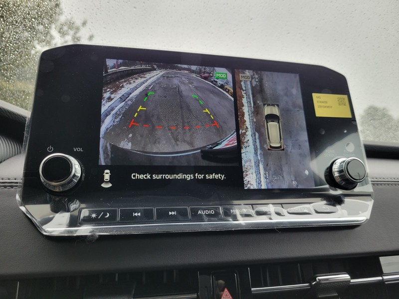 Mitsubishi Outlander Plug-In Hybrid Vehicle Full-screen Gallery Image 18