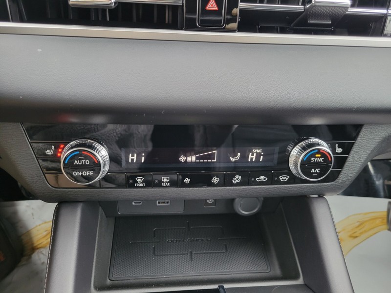 Mitsubishi Outlander Plug-In Hybrid Vehicle Full-screen Gallery Image 19