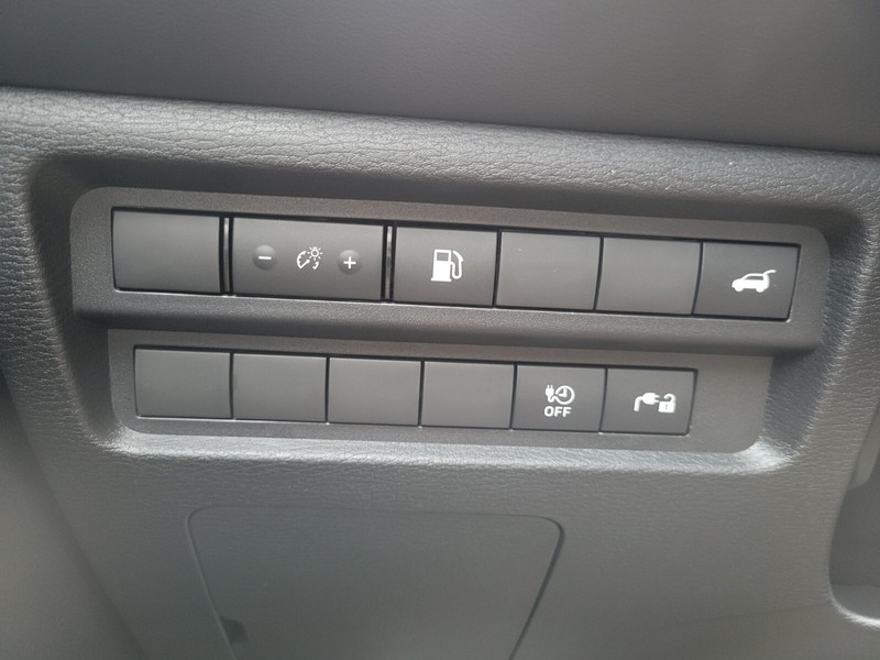 Mitsubishi Outlander Plug-In Hybrid Vehicle Full-screen Gallery Image 20