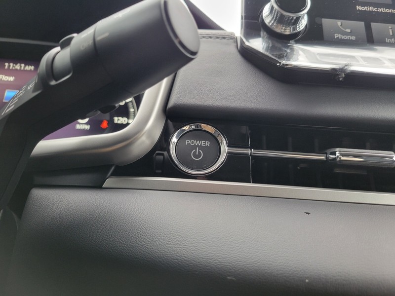 Mitsubishi Outlander Plug-In Hybrid Vehicle Full-screen Gallery Image 21