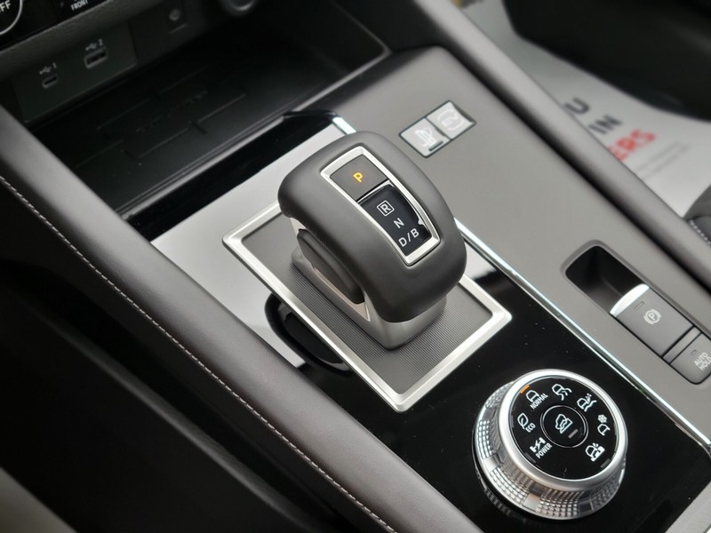 Mitsubishi Outlander Plug-In Hybrid Vehicle Full-screen Gallery Image 22