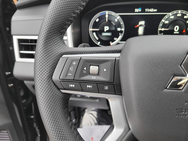 Mitsubishi Outlander Plug-In Hybrid Vehicle Full-screen Gallery Image 24