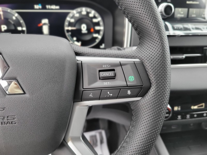 Mitsubishi Outlander Plug-In Hybrid Vehicle Full-screen Gallery Image 25