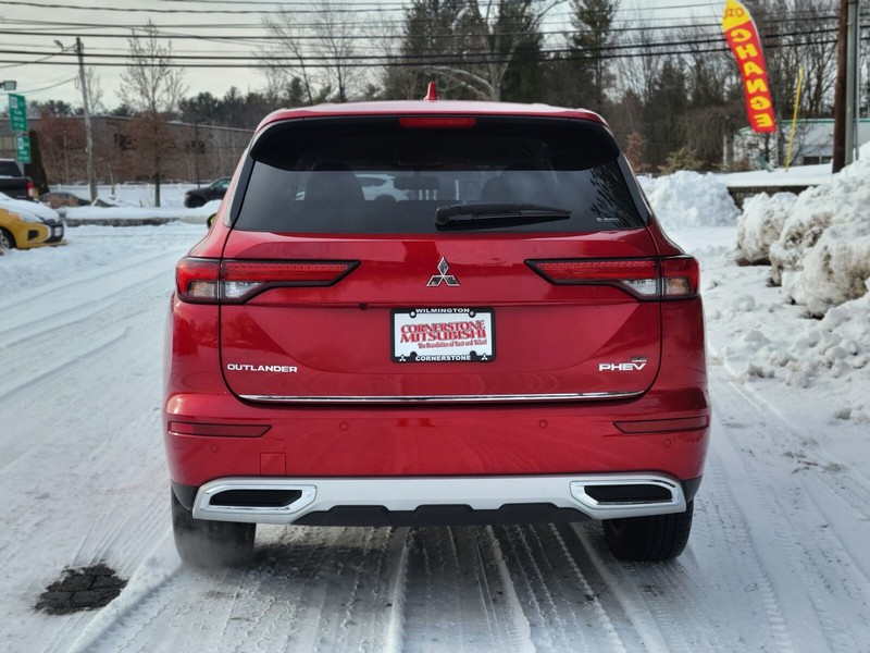 Mitsubishi Outlander Plug-In Hybrid Vehicle Full-screen Gallery Image 04