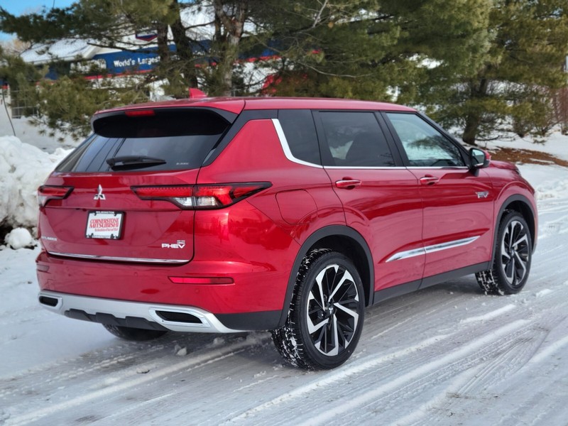 Mitsubishi Outlander Plug-In Hybrid Vehicle Full-screen Gallery Image 05