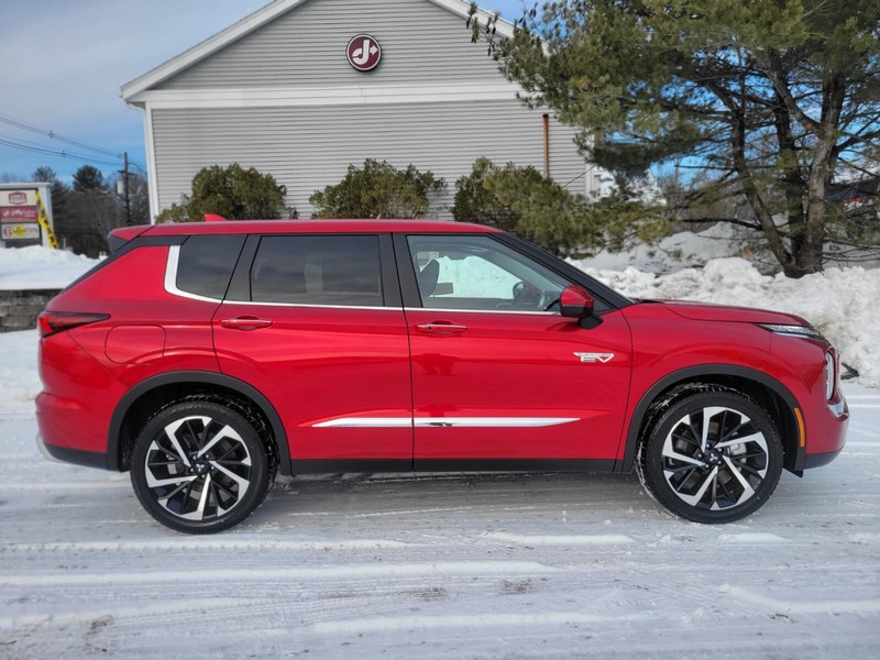 Mitsubishi Outlander Plug-In Hybrid Vehicle Full-screen Gallery Image 06