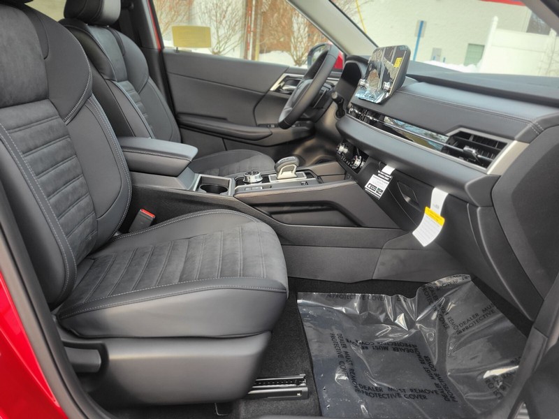 Mitsubishi Outlander Plug-In Hybrid Vehicle Full-screen Gallery Image 09