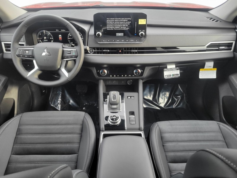 Mitsubishi Outlander Plug-In Hybrid Vehicle Full-screen Gallery Image 10