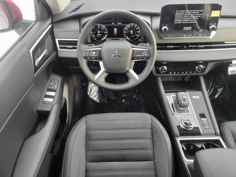 Mitsubishi Outlander Plug-In Hybrid Vehicle Full-screen Gallery Image 11