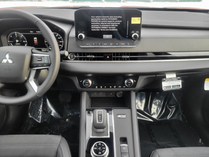 Mitsubishi Outlander Plug-In Hybrid Vehicle Full-screen Gallery Image 12