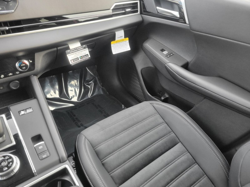 Mitsubishi Outlander Plug-In Hybrid Vehicle Full-screen Gallery Image 13