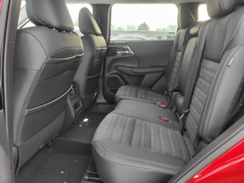 Mitsubishi Outlander Plug-In Hybrid Vehicle Full-screen Gallery Image 14