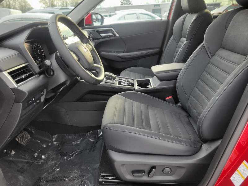 Mitsubishi Outlander Plug-In Hybrid Vehicle Full-screen Gallery Image 15