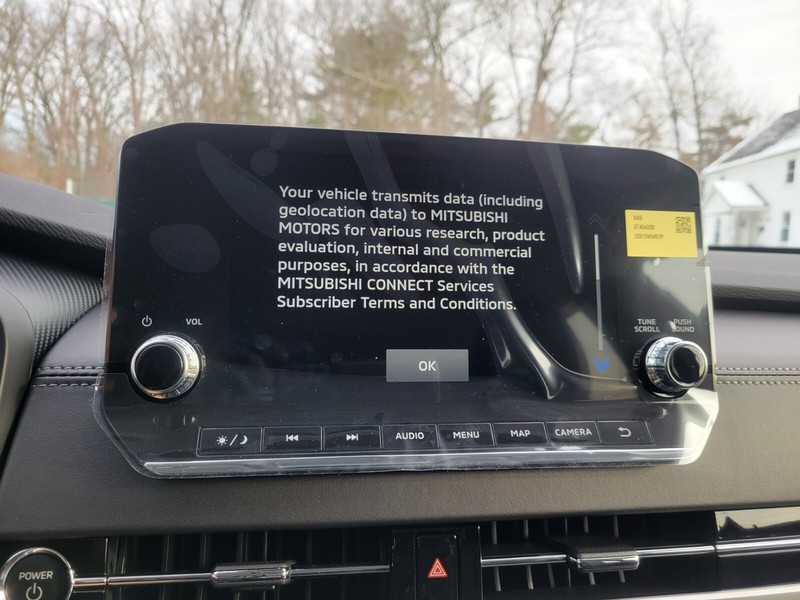 Mitsubishi Outlander Plug-In Hybrid Vehicle Full-screen Gallery Image 17