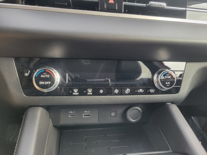 Mitsubishi Outlander Plug-In Hybrid Vehicle Full-screen Gallery Image 19