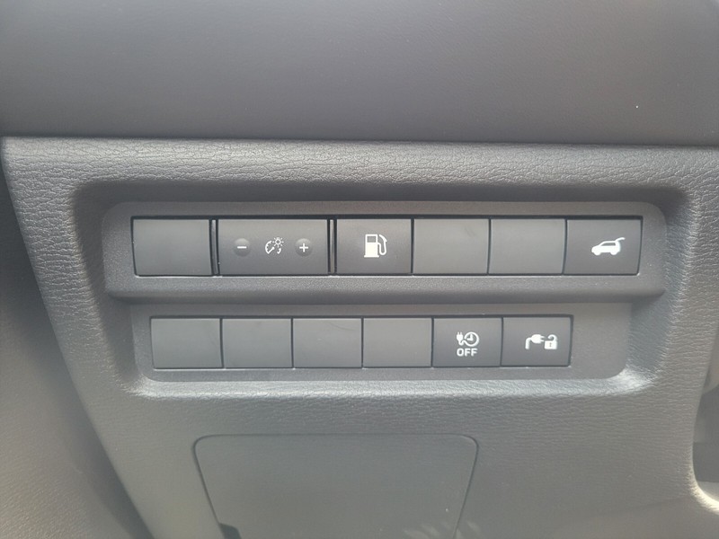 Mitsubishi Outlander Plug-In Hybrid Vehicle Full-screen Gallery Image 20