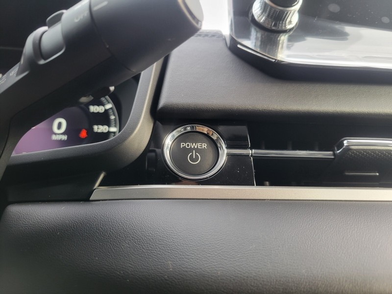 Mitsubishi Outlander Plug-In Hybrid Vehicle Full-screen Gallery Image 21