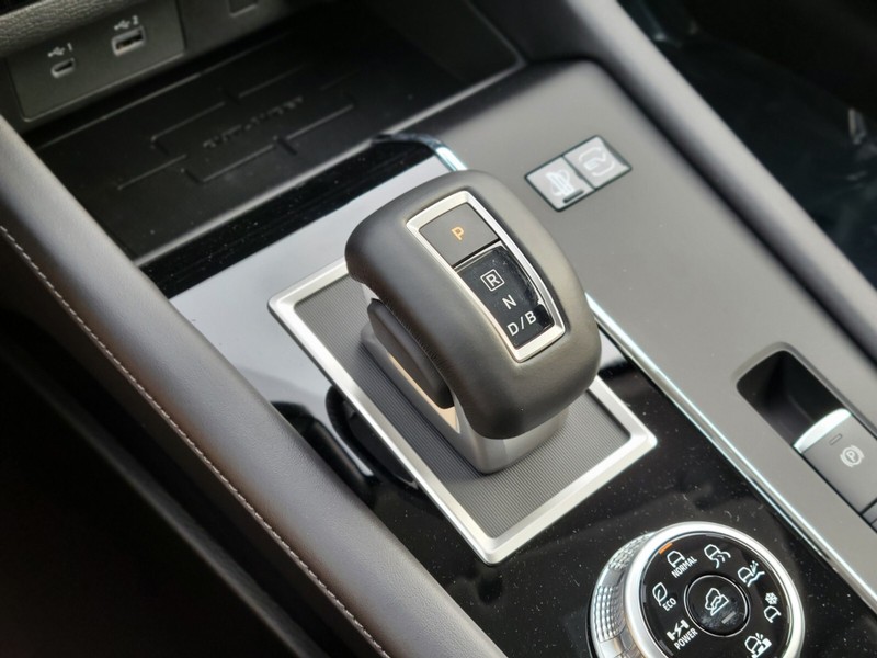 Mitsubishi Outlander Plug-In Hybrid Vehicle Full-screen Gallery Image 22