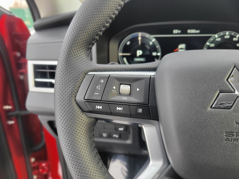 Mitsubishi Outlander Plug-In Hybrid Vehicle Full-screen Gallery Image 24